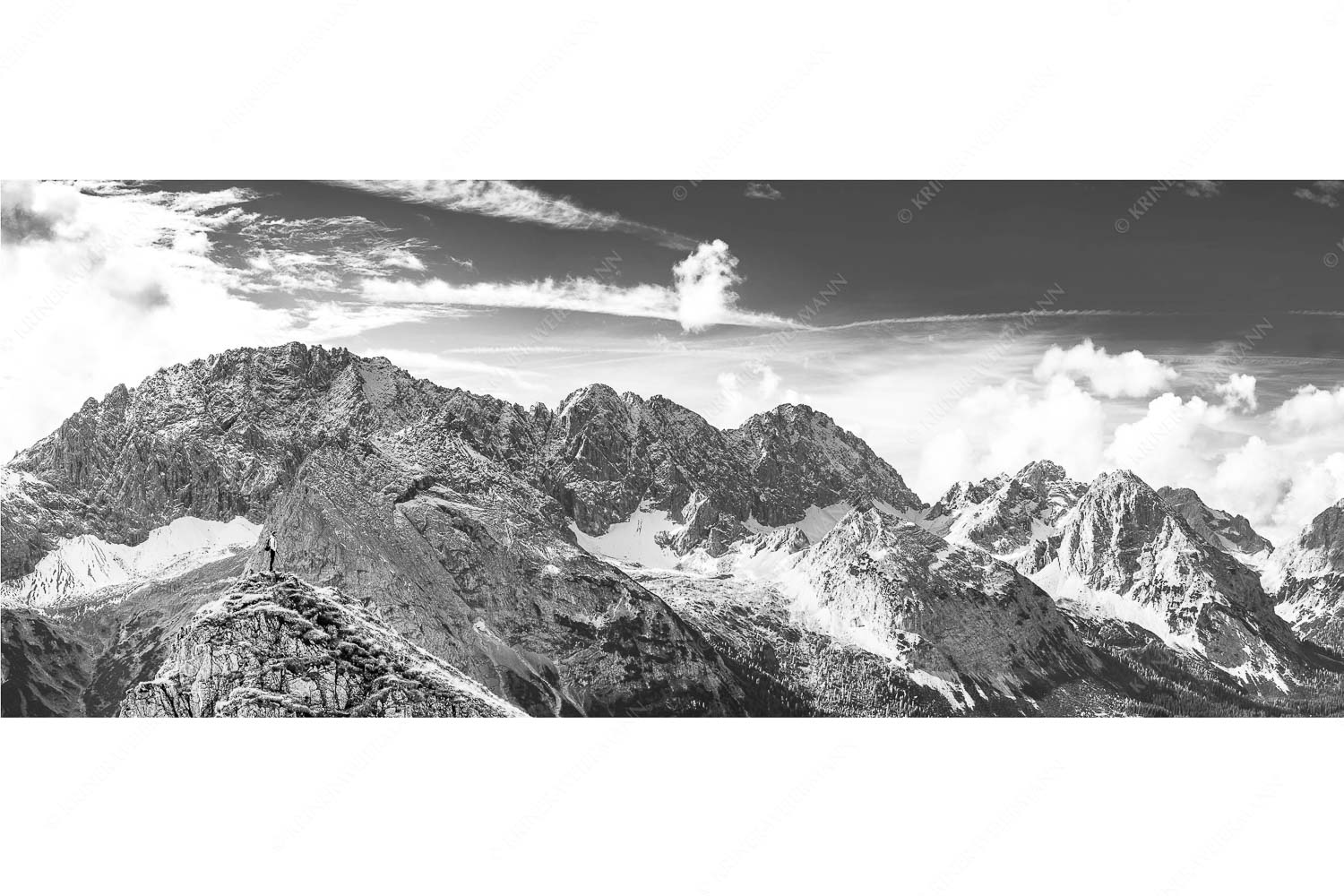 Blick vom Feldernjoch im Wetterstein auf die Mieminger Kette - Standpunkt - Seitenverhältnis 2,5:1 - Wanderer am Feldernjoch - weitere Infos unter https://www.kriner-weiermann.de