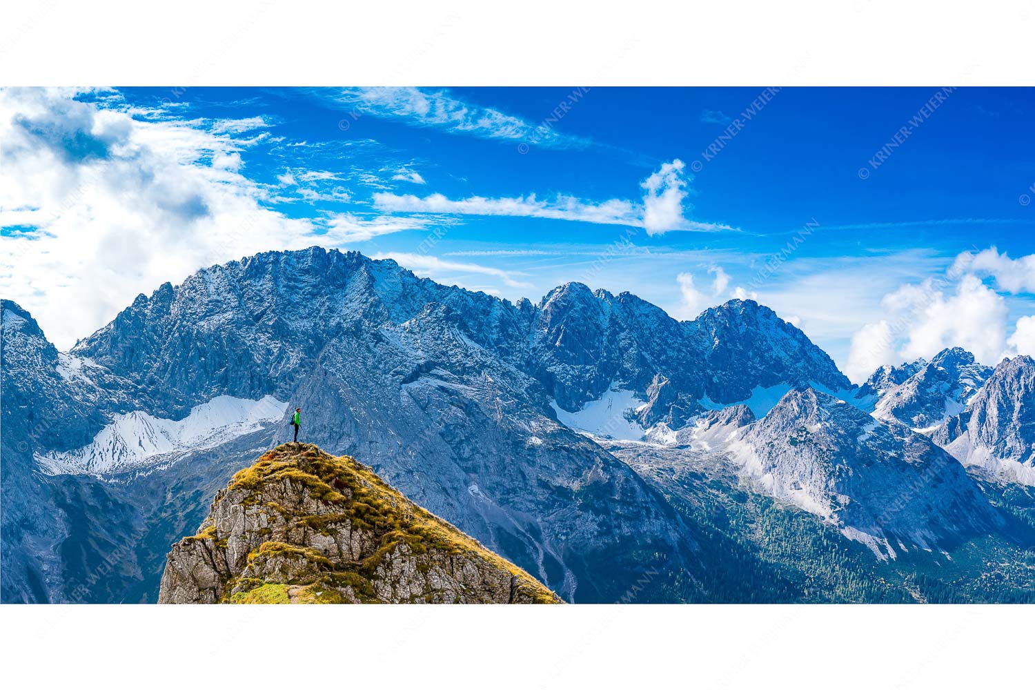 Standpunkt – Seitenverhältnis 2:1 — Wanderer am Feldernjoch Blick vom Feldernjoch im Wetterstein auf die Mieminger Kette