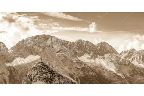 Blick vom Feldernjoch im Wetterstein auf die Mieminger Kette - Standpunkt - Seitenverhältnis 2:1 - Wanderer am Feldernjoch - weitere Infos unter https://www.kriner-weiermann.de