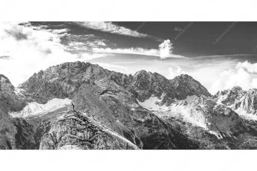 Blick vom Feldernjoch im Wetterstein auf die Mieminger Kette - Standpunkt - Seitenverhältnis 2:1 - Wanderer am Feldernjoch - weitere Infos unter https://www.kriner-weiermann.de