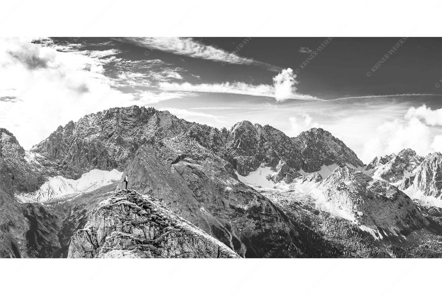 Standpunkt – Seitenverhältnis 2:1 — Wanderer am Feldernjoch Blick vom Feldernjoch im Wetterstein auf die Mieminger Kette