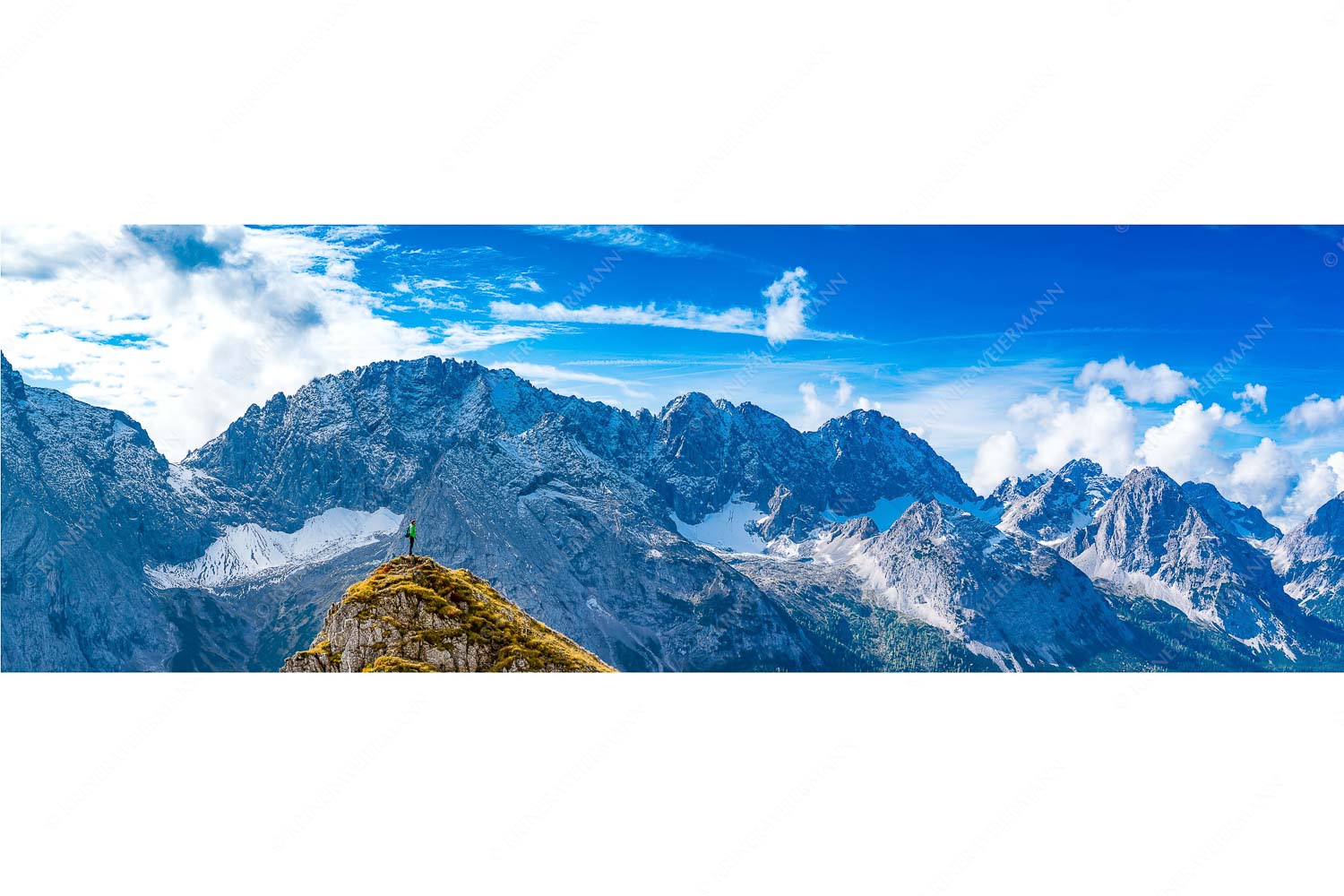 Standpunkt – Seitenverhältnis 3:1 — Wanderer am Feldernjoch Blick vom Feldernjoch im Wetterstein auf die Mieminger Kette