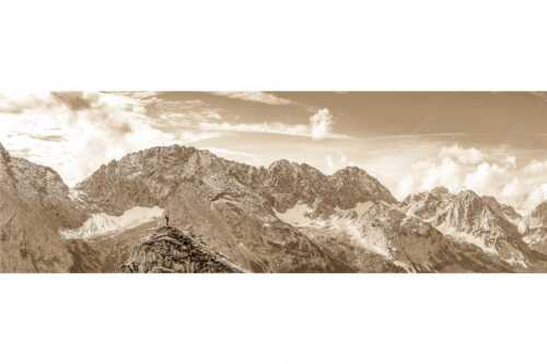 Blick vom Feldernjoch im Wetterstein auf die Mieminger Kette - Standpunkt - Seitenverhältnis 3:1 - Wanderer am Feldernjoch - weitere Infos unter https://www.kriner-weiermann.de