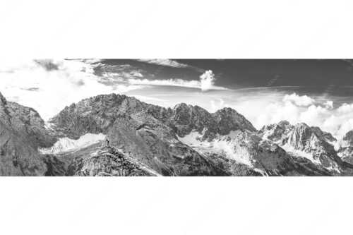 Blick vom Feldernjoch im Wetterstein auf die Mieminger Kette - Standpunkt - Seitenverhältnis 3:1 - Wanderer am Feldernjoch - weitere Infos unter https://www.kriner-weiermann.de