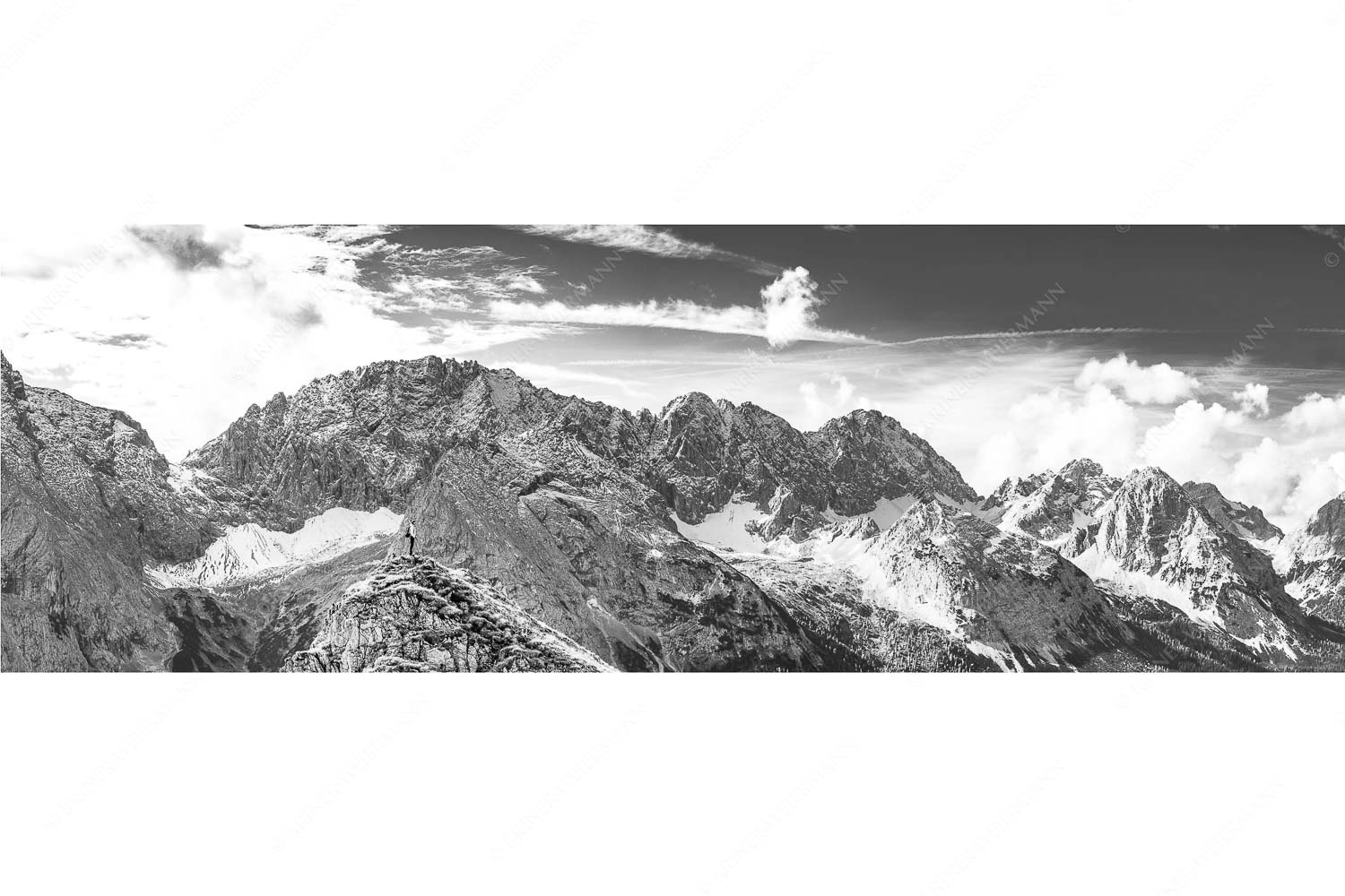 Standpunkt – Seitenverhältnis 3:1 — Wanderer am Feldernjoch Blick vom Feldernjoch im Wetterstein auf die Mieminger Kette