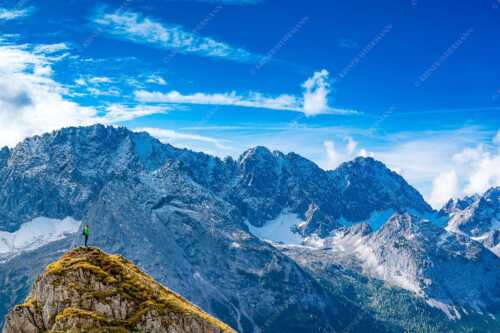 Blick vom Feldernjoch im Wetterstein auf die Mieminger Kette - Standpunkt - Seitenverhältnis 3:2 - Wanderer am Feldernjoch - weitere Infos unter https://www.kriner-weiermann.de