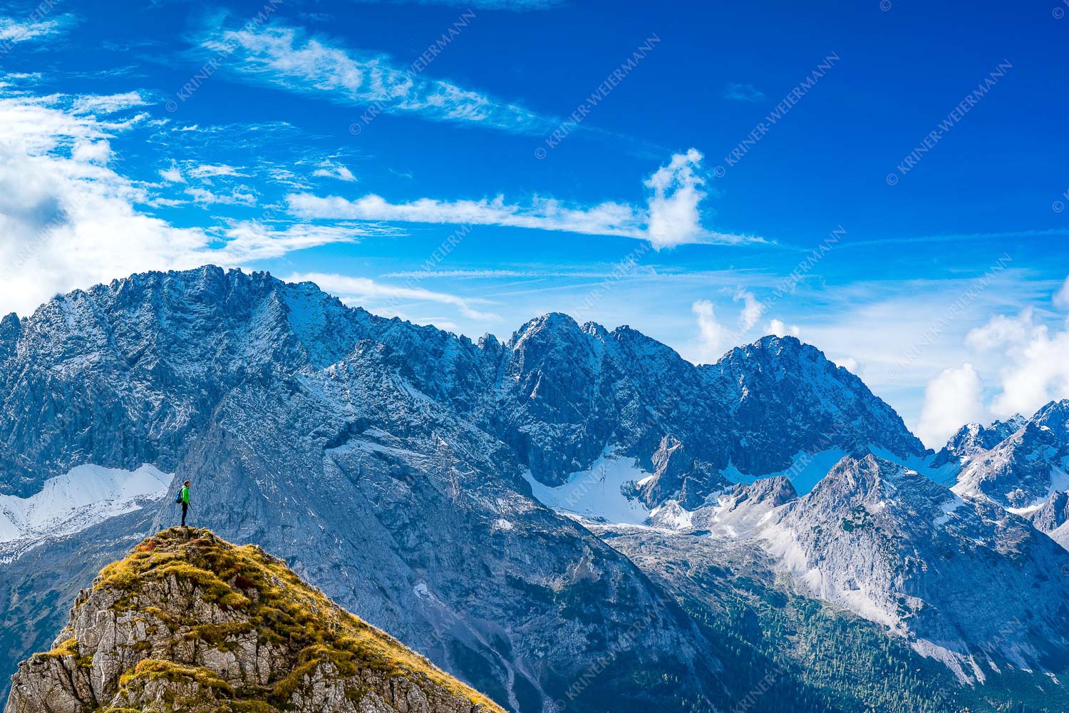 Standpunkt – Seitenverhältnis 3:2 — Wanderer am Feldernjoch Blick vom Feldernjoch im Wetterstein auf die Mieminger Kette