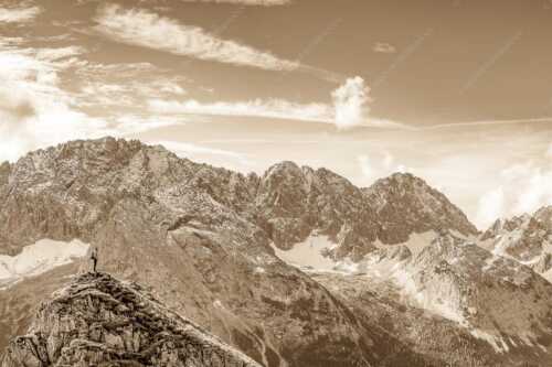 Blick vom Feldernjoch im Wetterstein auf die Mieminger Kette - Standpunkt - Seitenverhältnis 3:2 - Wanderer am Feldernjoch - weitere Infos unter https://www.kriner-weiermann.de