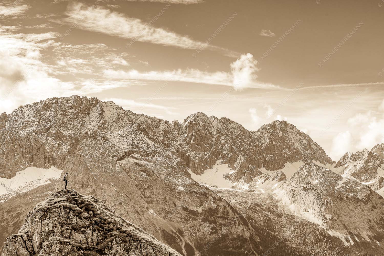 Standpunkt – Seitenverhältnis 3:2 — Wanderer am Feldernjoch Blick vom Feldernjoch im Wetterstein auf die Mieminger Kette