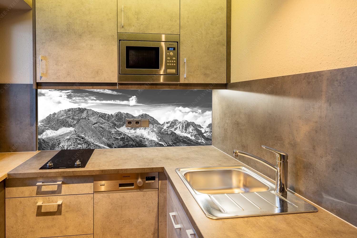 Standpunkt – Größe ca. 150x60cm, Seitenverhältnis 2,5:1 — Wanderer am Feldernjoch Blick vom Feldernjoch im Wetterstein auf die Mieminger Kette - Standpunkt - Größe ca. 150x60cm, Seitenverhältnis 2,5:1 - Wanderer am Feldernjoch - weitere Infos unter https://www.kriner-weiermann.de