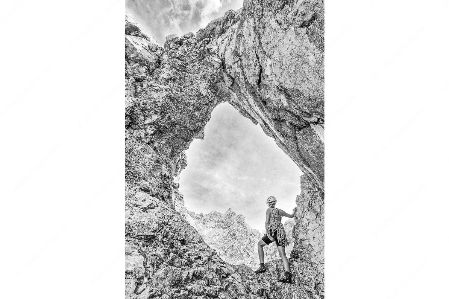Beeindruckendes Felsloch am Oberreintalturm mit Blick zur Leutascher Dreitorspitze - Staunen - Seitenverhältnis 2:3 - Klettern im Oberreintal - weitere Infos unter https://www.kriner-weiermann.de