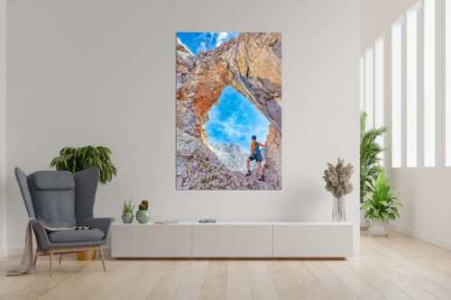 Beeindruckendes Felsloch am Oberreintalturm mit Blick zur Leutascher Dreitorspitze - Staunen - Größe ca. 120x180cm, Seitenverhältnis 2:3 - Klettern im Oberreintal - weitere Infos unter https://www.kriner-weiermann.de