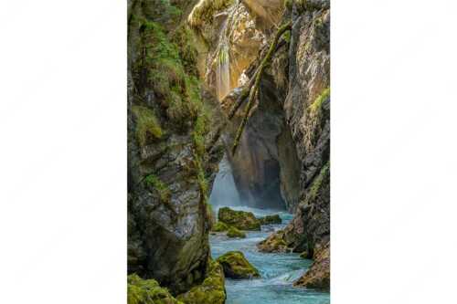 Die Partnachklamm an einem unzugäglichen Teil in ihrer ganzen Schönheit - Steter Tropfen - Seitenverhältnis 2:3 - Die Partnachklamm - weitere Infos unter https://www.kriner-weiermann.de