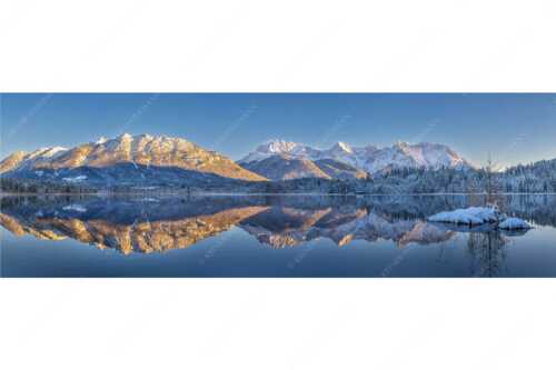 Soierngebirge und Karwendelgebirge spiegeln sich beim letzten Licht im Barmsee - Still und starr - Seitenverhältnis 3:1 - Barmsee im Winter - weitere Infos unter https://www.kriner-weiermann.de