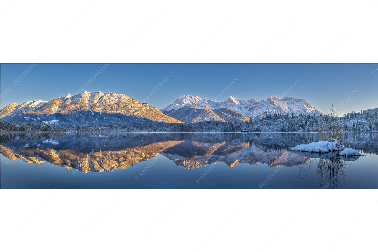 Still und starr – Seitenverhältnis 3:1 — Barmsee im Winter Soierngebirge und Karwendelgebirge spiegeln sich beim letzten Licht im Barmsee