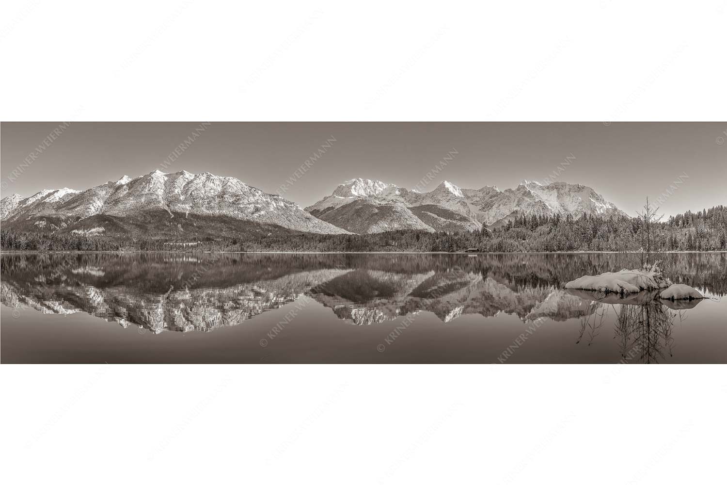 Soierngebirge und Karwendelgebirge spiegeln sich beim letzten Licht im Barmsee