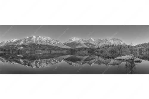 Soierngebirge und Karwendelgebirge spiegeln sich beim letzten Licht im Barmsee - Still und starr - Seitenverhältnis 3:1 - Barmsee im Winter - weitere Infos unter https://www.kriner-weiermann.de