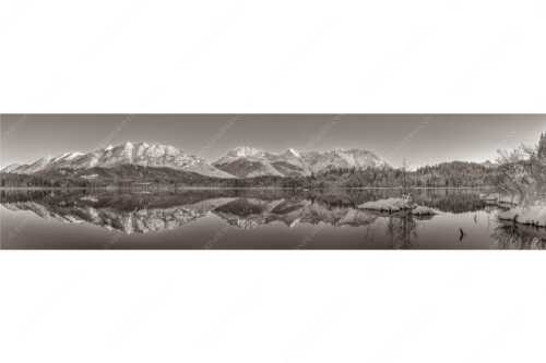 Soierngebirge und Karwendelgebirge spiegeln sich beim letzten Licht im Barmsee - Still und starr - Seitenverhältnis 4:1 - Barmsee im Winter - weitere Infos unter https://www.kriner-weiermann.de