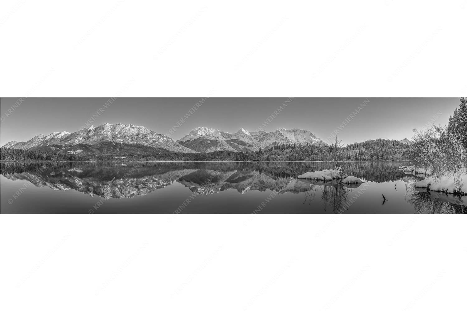 Still und starr – Seitenverhältnis 4:1 — Barmsee im Winter Soierngebirge und Karwendelgebirge spiegeln sich beim letzten Licht im Barmsee