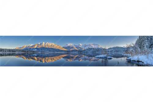Soierngebirge und Karwendelgebirge spiegeln sich beim letzten Licht im Barmsee - Still und starr - Seitenverhältnis 5:1 - Barmsee im Winter - weitere Infos unter https://www.kriner-weiermann.de