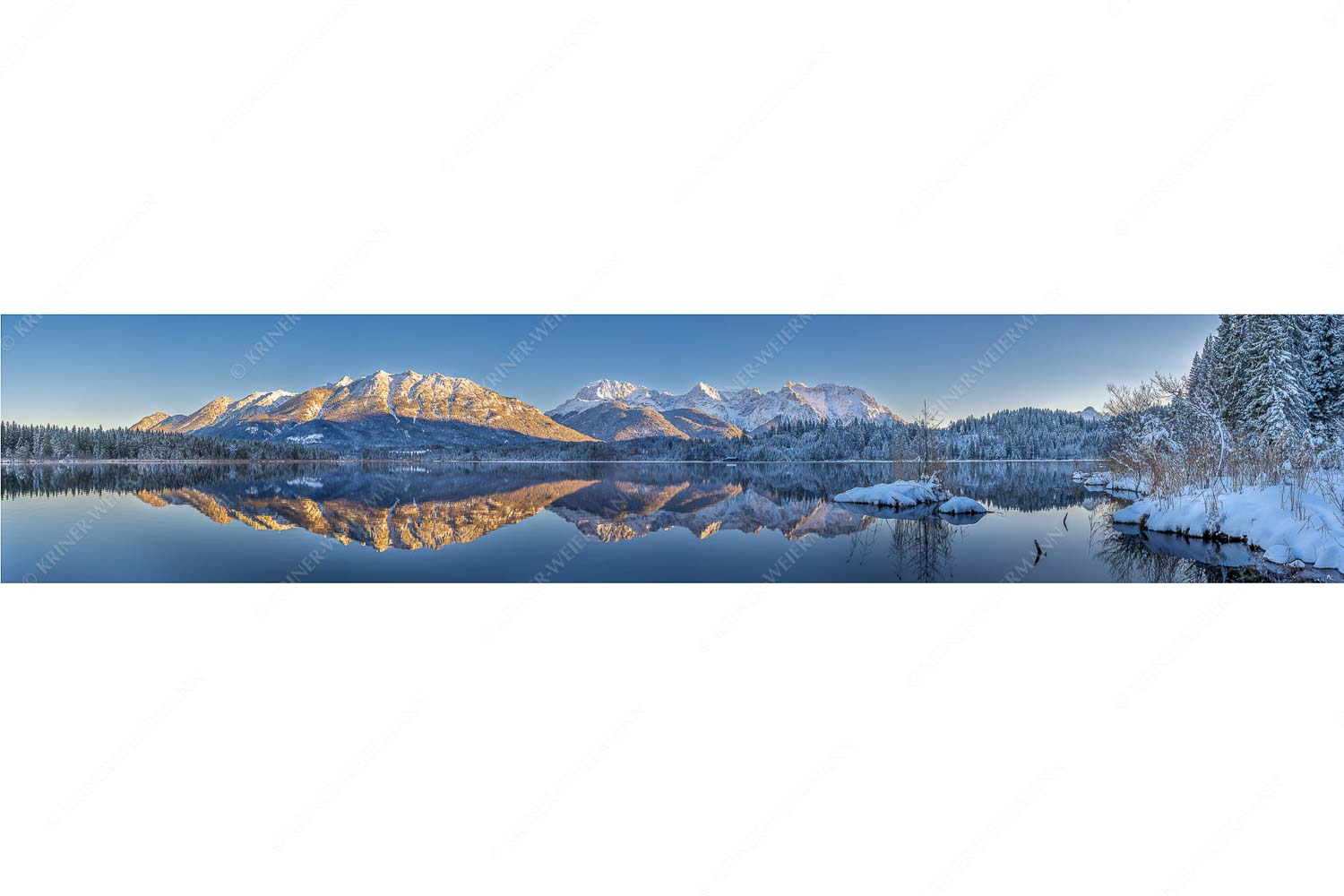 Still und starr – Seitenverhältnis 5:1 — Barmsee im Winter Soierngebirge und Karwendelgebirge spiegeln sich beim letzten Licht im Barmsee