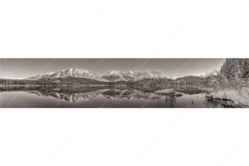 Soierngebirge und Karwendelgebirge spiegeln sich beim letzten Licht im Barmsee - Still und starr - Seitenverhältnis 5:1 - Barmsee im Winter - weitere Infos unter https://www.kriner-weiermann.de