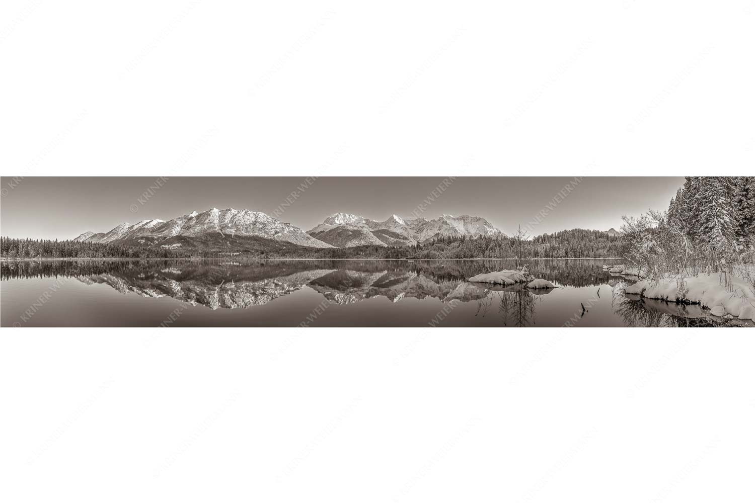 Still und starr – Seitenverhältnis 5:1 — Barmsee im Winter Soierngebirge und Karwendelgebirge spiegeln sich beim letzten Licht im Barmsee