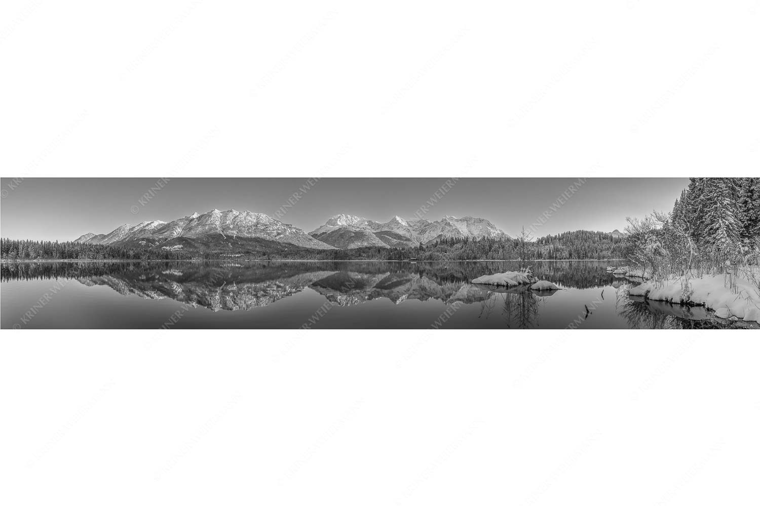 Still und starr – Seitenverhältnis 5:1 — Barmsee im Winter Soierngebirge und Karwendelgebirge spiegeln sich beim letzten Licht im Barmsee