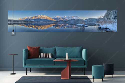 Soierngebirge und Karwendelgebirge spiegeln sich beim letzten Licht im Barmsee - Still und starr - Größe ca. 350x70cm, Seitenverhältnis 5:1 - Barmsee im Winter - weitere Infos unter https://www.kriner-weiermann.de