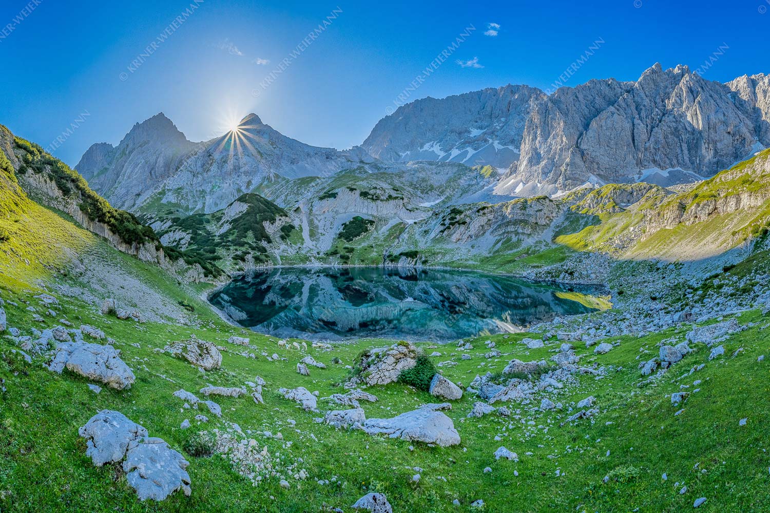 Blick über Drachensee zum Sonnenaufgang an den Tajaköpfen