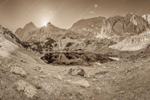 Blick über Drachensee zum Sonnenaufgang  an den Tajaköpfen - Stiller See - Seitenverhältnis 3:2 - Drachensee mit Tajakopf - weitere Infos unter https://www.kriner-weiermann.de