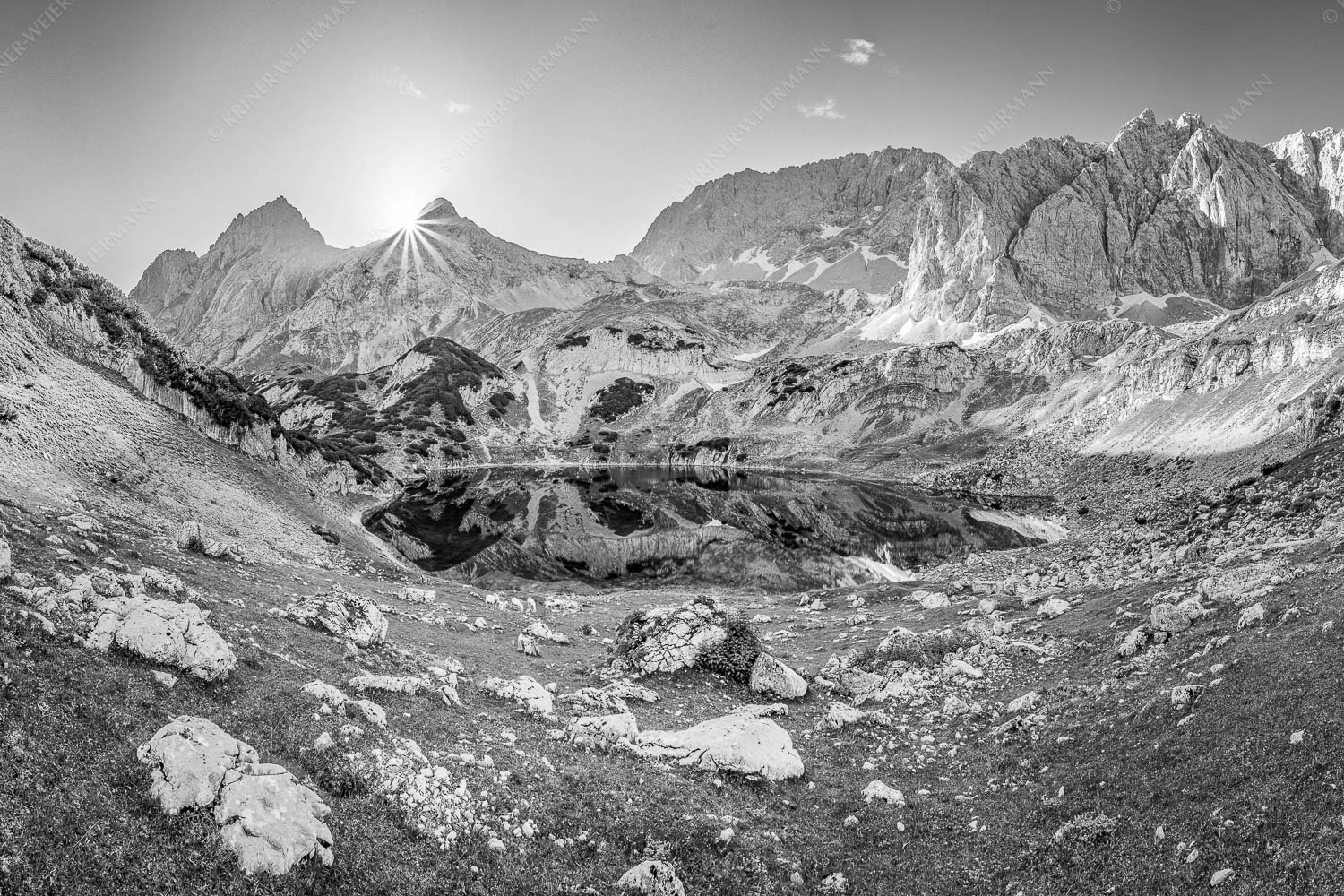 Stiller See – Seitenverhältnis 3:2 — Drachensee mit Tajakopf Blick über Drachensee zum Sonnenaufgang an den Tajaköpfen