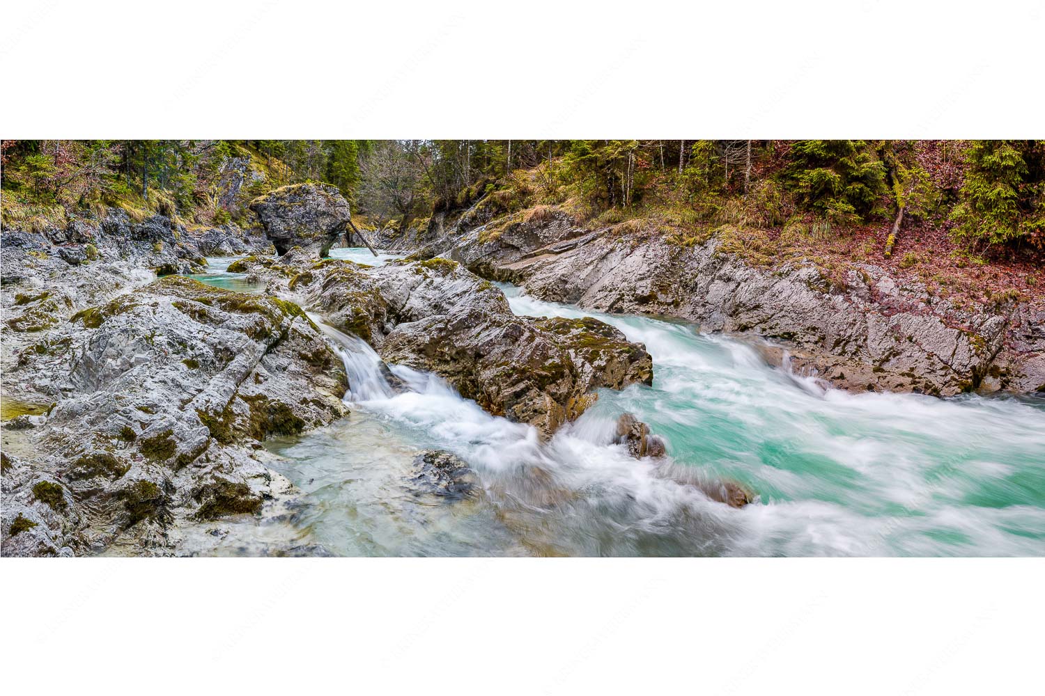 Stromschnelle – Seitenverhältnis 2,5:1 — Wildwasser Rißbach Wild bahnt sich der Rißbach seinen Weg durch das Karwendelgebirge