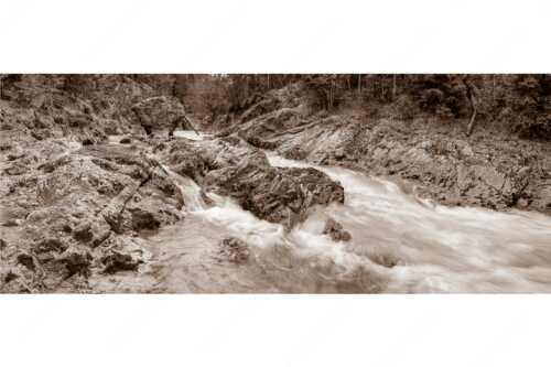 Wild bahnt sich der Rißbach seinen Weg durch das Karwendelgebirge - Stromschnelle - Seitenverhältnis 2,5:1 - Wildwasser Rißbach - weitere Infos unter https://www.kriner-weiermann.de