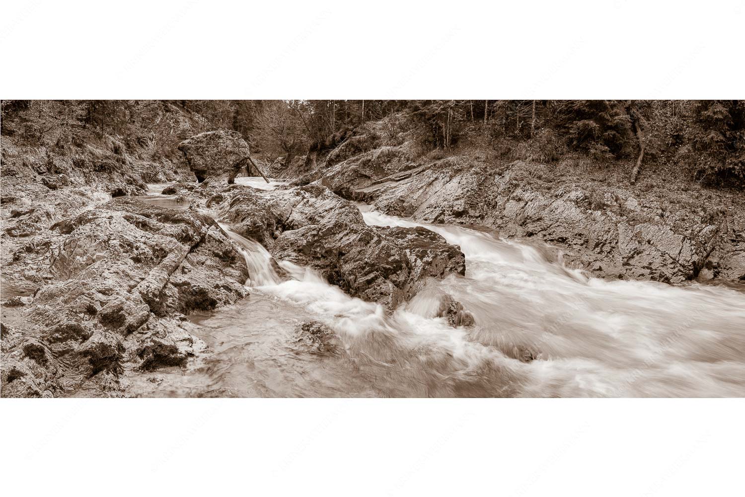 Stromschnelle – Seitenverhältnis 2,5:1 — Wildwasser Rißbach Wild bahnt sich der Rißbach seinen Weg durch das Karwendelgebirge