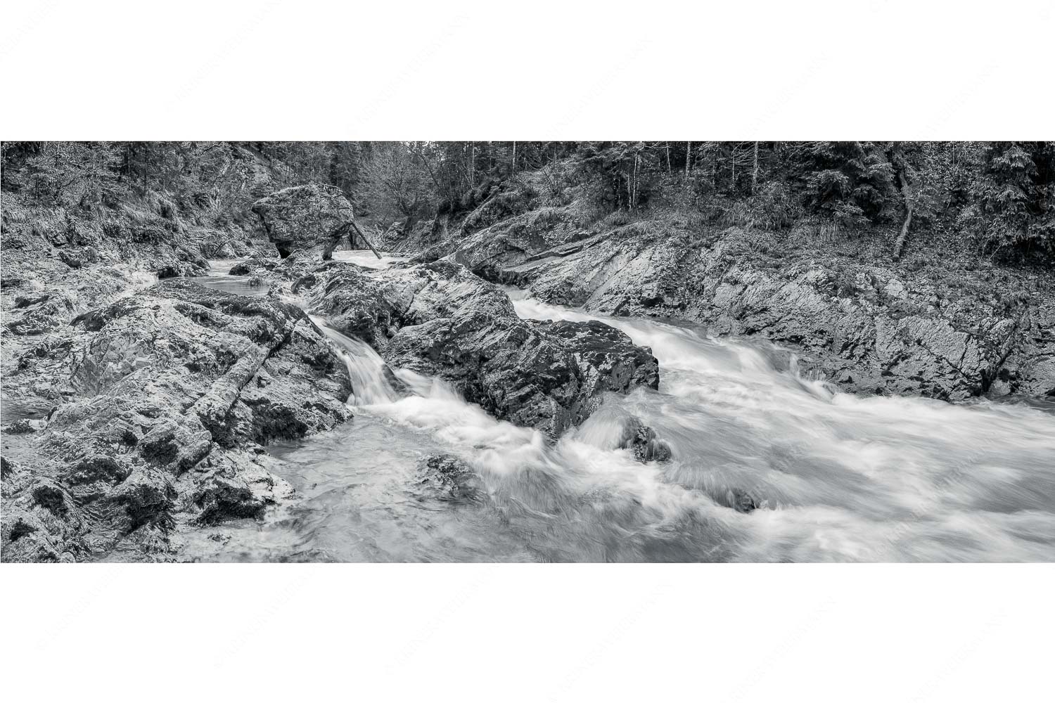 Stromschnelle – Seitenverhältnis 2,5:1 — Wildwasser Rißbach Wild bahnt sich der Rißbach seinen Weg durch das Karwendelgebirge