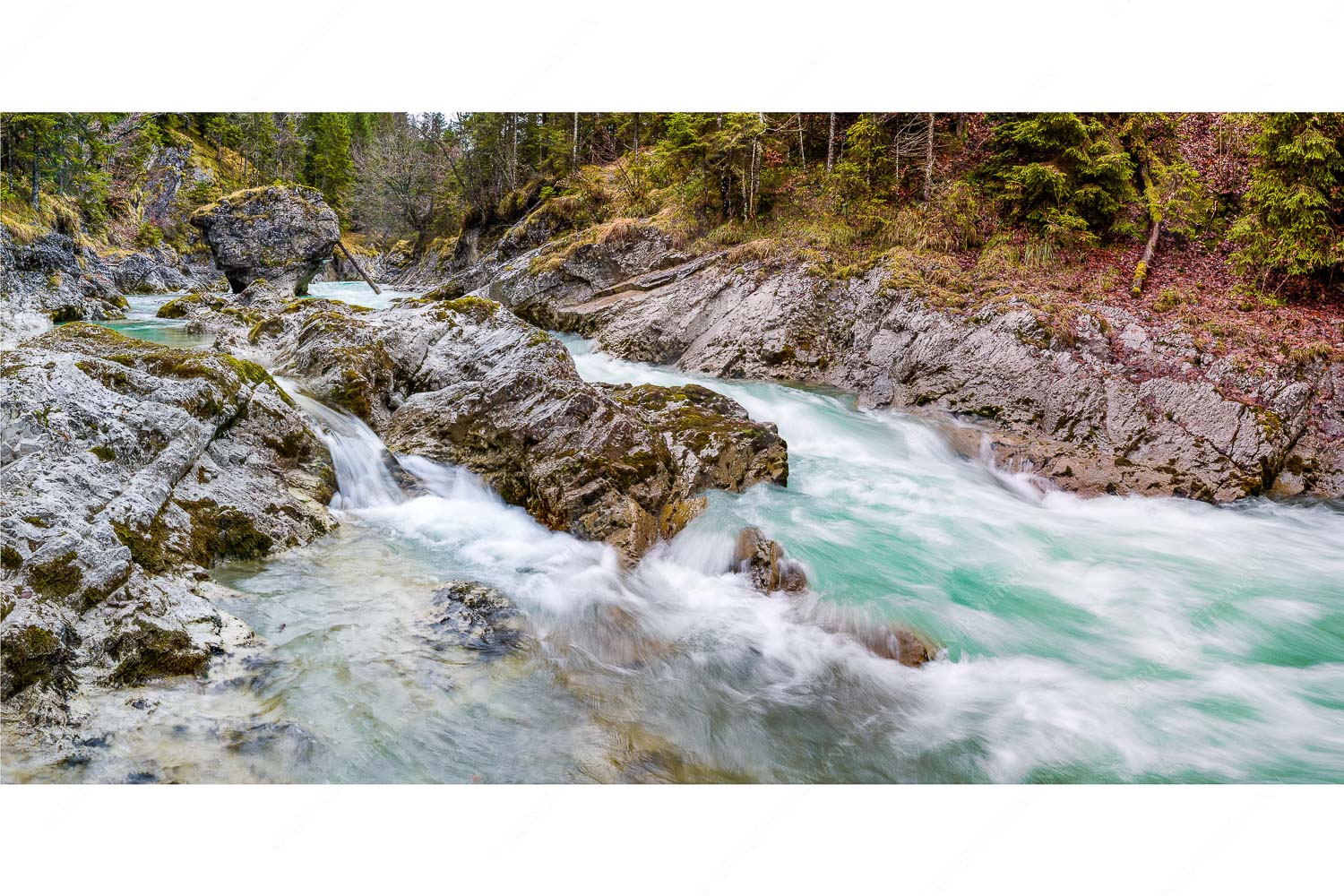 Stromschnelle – Seitenverhältnis 2:1 — Wildwasser Rißbach Wild bahnt sich der Rißbach seinen Weg durch das Karwendelgebirge
