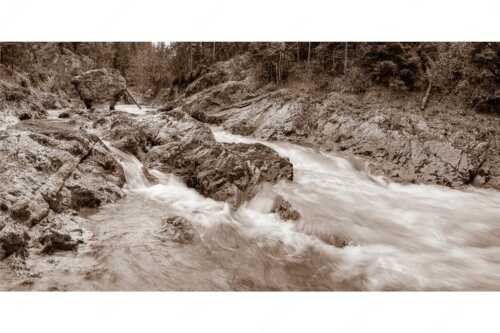 Wild bahnt sich der Rißbach seinen Weg durch das Karwendelgebirge - Stromschnelle - Seitenverhältnis 2:1 - Wildwasser Rißbach - weitere Infos unter https://www.kriner-weiermann.de