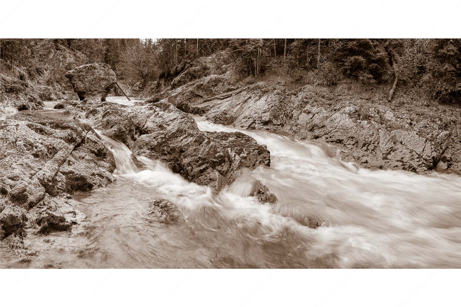 Stromschnelle – Seitenverhältnis 2:1 — Wildwasser Rißbach Wild bahnt sich der Rißbach seinen Weg durch das Karwendelgebirge