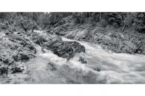 Wild bahnt sich der Rißbach seinen Weg durch das Karwendelgebirge - Stromschnelle - Seitenverhältnis 2:1 - Wildwasser Rißbach - weitere Infos unter https://www.kriner-weiermann.de