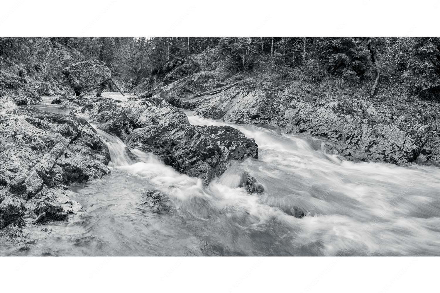Stromschnelle – Seitenverhältnis 2:1 — Wildwasser Rißbach Wild bahnt sich der Rißbach seinen Weg durch das Karwendelgebirge