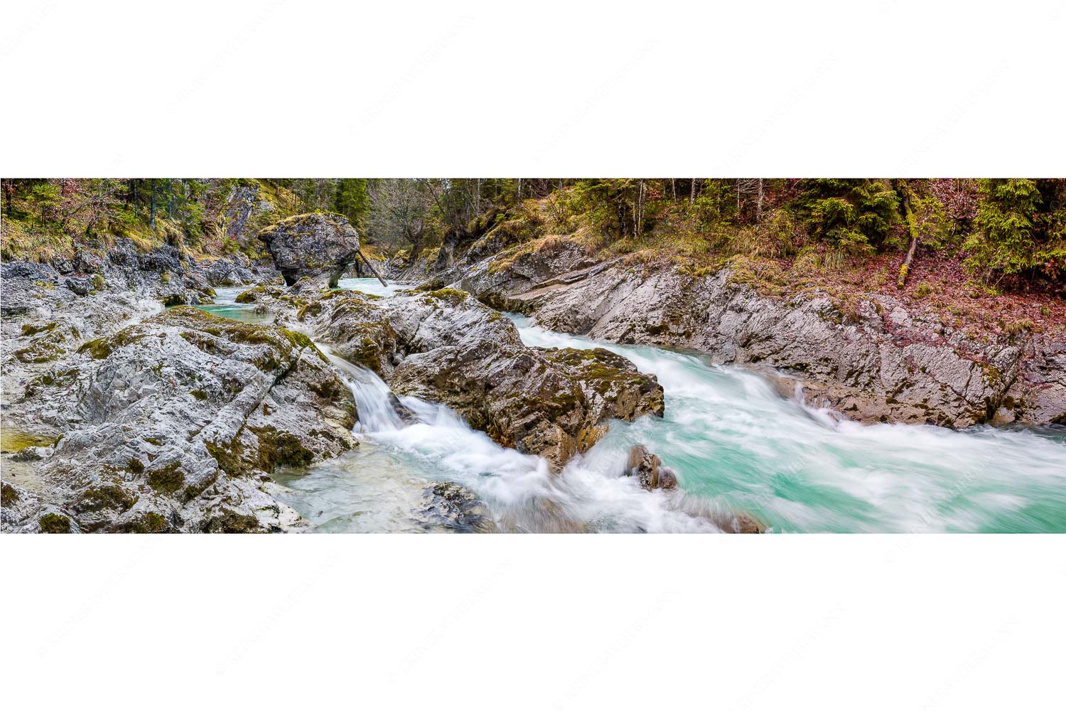 Stromschnelle – Seitenverhältnis 3:1 — Wildwasser Rißbach Wild bahnt sich der Rißbach seinen Weg durch das Karwendelgebirge