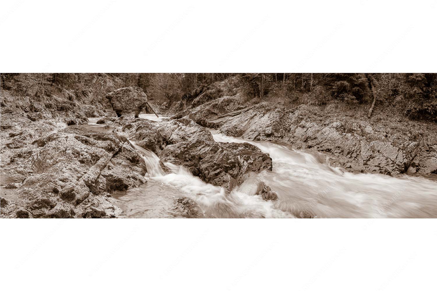 Stromschnelle – Seitenverhältnis 3:1 — Wildwasser Rißbach Wild bahnt sich der Rißbach seinen Weg durch das Karwendelgebirge