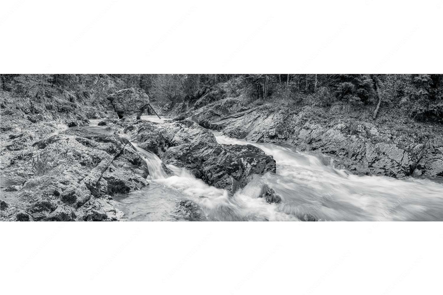 Stromschnelle – Seitenverhältnis 3:1 — Wildwasser Rißbach Wild bahnt sich der Rißbach seinen Weg durch das Karwendelgebirge