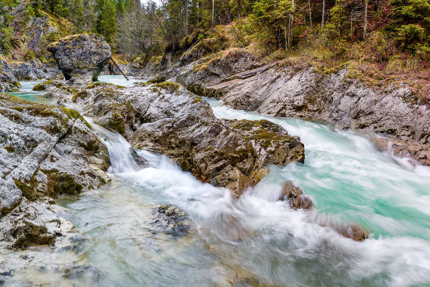 Wild bahnt sich der Rißbach seinen Weg durch das Karwendelgebirge