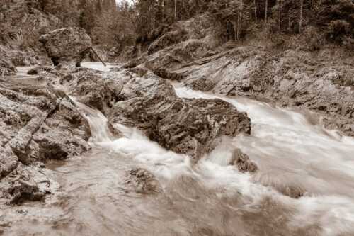 Wild bahnt sich der Rißbach seinen Weg durch das Karwendelgebirge - Stromschnelle - Seitenverhältnis 3:2 - Wildwasser Rißbach - weitere Infos unter https://www.kriner-weiermann.de