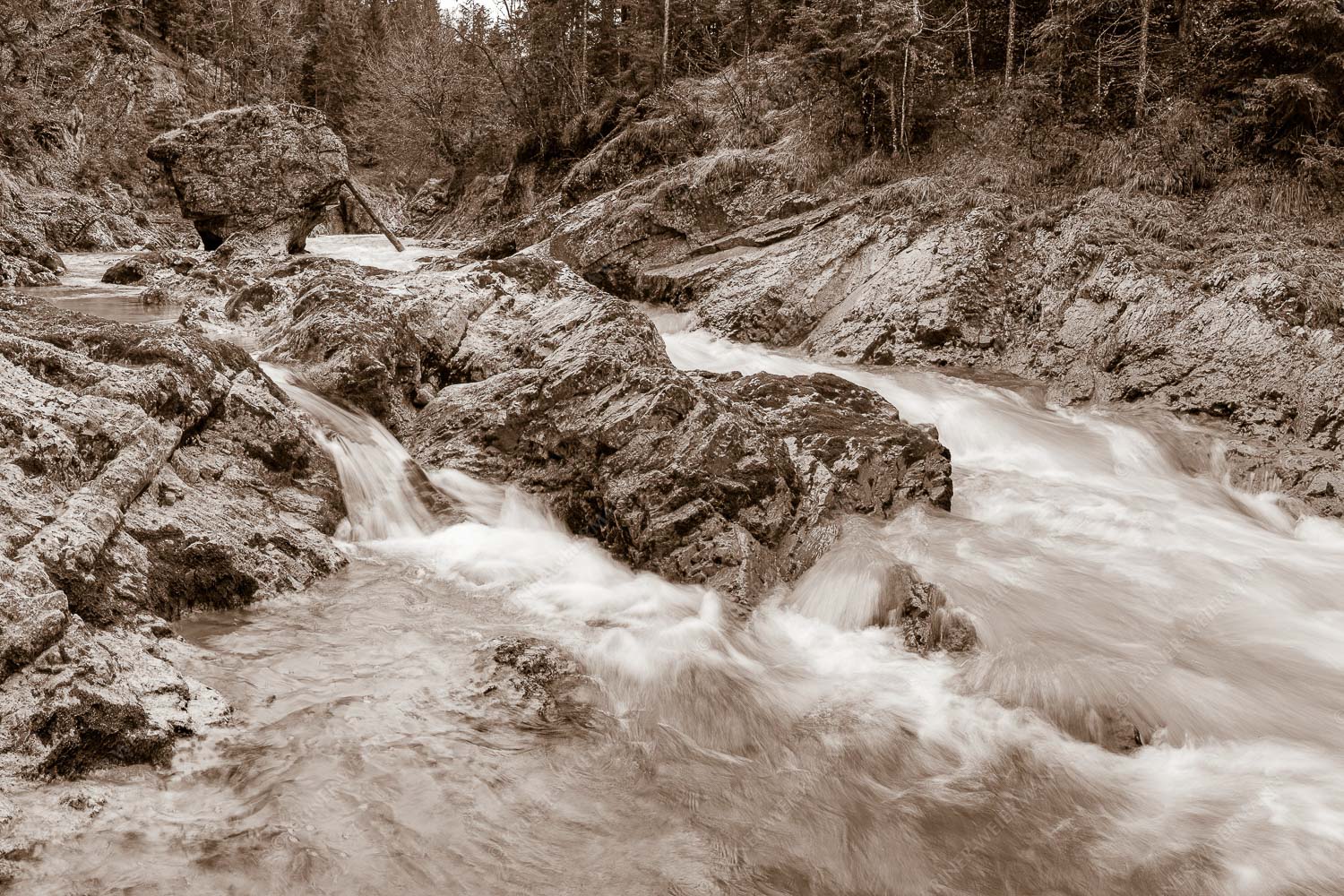 Stromschnelle – Seitenverhältnis 3:2 — Wildwasser Rißbach Wild bahnt sich der Rißbach seinen Weg durch das Karwendelgebirge