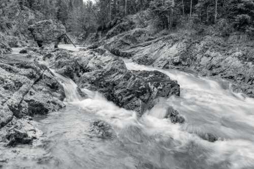 Wild bahnt sich der Rißbach seinen Weg durch das Karwendelgebirge - Stromschnelle - Seitenverhältnis 3:2 - Wildwasser Rißbach - weitere Infos unter https://www.kriner-weiermann.de