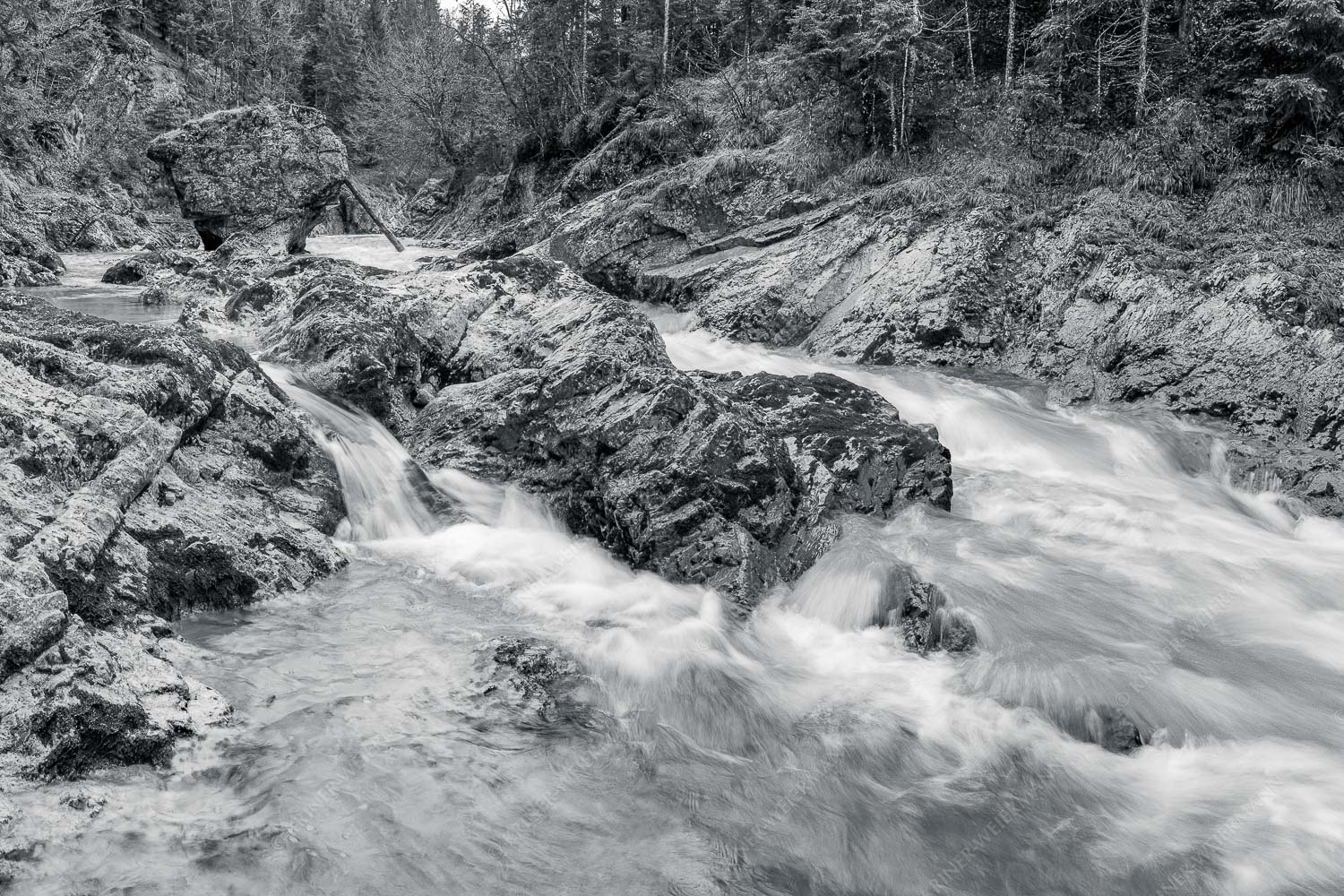 Stromschnelle – Seitenverhältnis 3:2 — Wildwasser Rißbach Wild bahnt sich der Rißbach seinen Weg durch das Karwendelgebirge