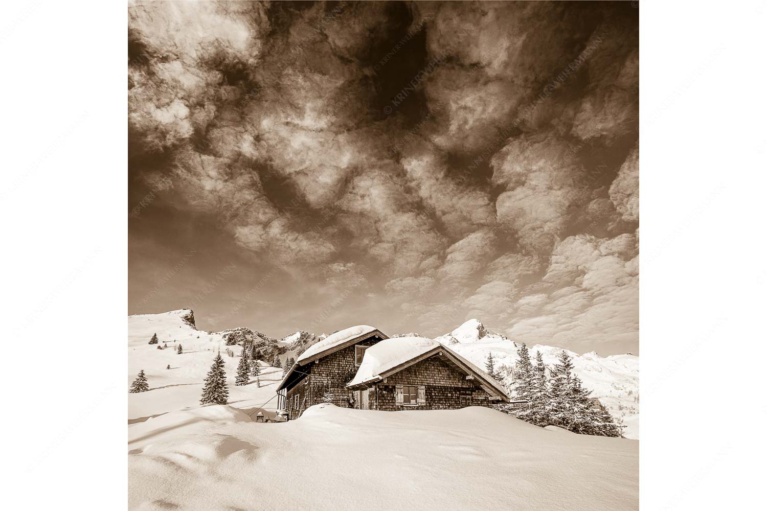 Die Stuibenhütte dient im Sommer als Unterkunft für den Almhirten der Kreuzalm - Stuibenhütte - Seitenverhältnis 1:1 - Alpspitze - weitere Infos unter https://www.kriner-weiermann.de